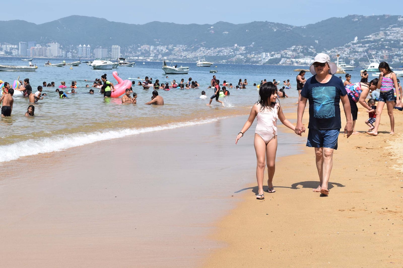 Turistas disfrutan de las playas de Acapulco este fin de semana