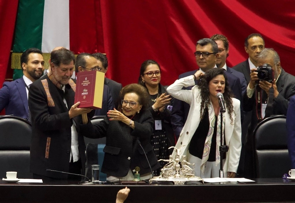 Entrega Luisa Alcalde al Congreso el sexto Informe de Gobierno de López