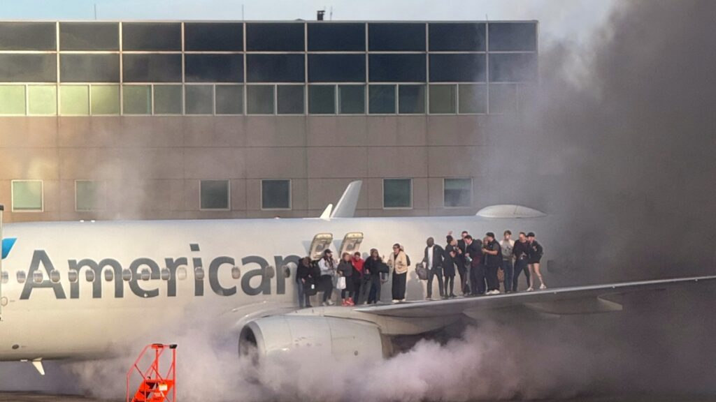 Pasajeros evacuan avión de American Airlines en Denver